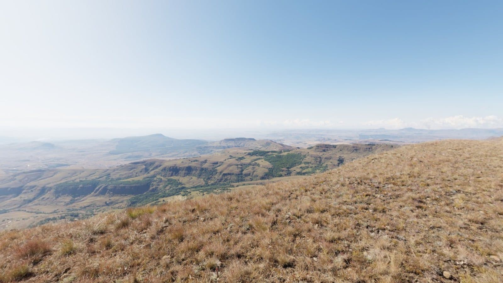 A wide plateau with distant mountains, a scene with texture that stitches well